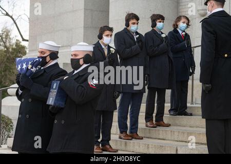 ANNAPOLIS, MD. (Jan 29, 2021) Seeleute der Zeremonialgarde des Naval District Washington tragen die Urne des Midshipman 1st Class John M. Johnson aus der U.S. Naval Academy Chapel. Die Naval Academy ehrte das Leben von Johnson aus Chapel Hill, North Carolina, mit einem Begräbnis- und Einbindungsservice mit militärischen Ehren. Johnson starb am 15. Dezember 2020 bei einem ertrinkenden Unfall, der während des Aufenthalts von der U.S. Naval Academy auftrat. Johnson wird von seinen Eltern, Kim und John, und seinen vier jüngeren Brüdern, Vance, Paul, Franklin und Teddy, überlebt. Stockfoto