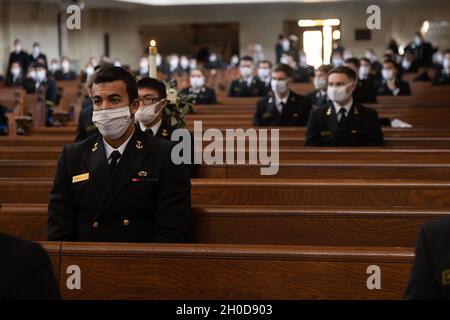 ANNAPOLIS, MD. (Jan 29, 2021) Midshipmen von 29th Company nehmen an der Beerdigung von Midshipman 1st Class John M. Johnson Teil. Aufgrund von Gesundheits- und Sicherheitsvorkehrungen während der COVID-19-Pandemie wurden die Begräbnis- und Beisetzungsdienste nur von Angehörigen, engen Freunden und Johnsons Firmenkollegen besucht. Johnson starb am 15. Dezember 2020 bei einem ertrinkenden Unfall, der während des Aufenthalts von der U.S. Naval Academy auftrat. Johnson wird von seinen Eltern, Kim und John, und seinen vier jüngeren Brüdern, Vance, Paul, Franklin und Teddy, überlebt. Stockfoto