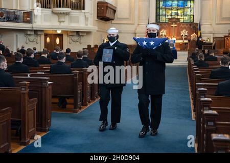 ANNAPOLIS, MD. (Jan 29, 2021) Seeleute der Zeremonialgarde des Naval District Washington tragen die Urne des Midshipman 1st Class John M. Johnson aus der U.S. Naval Academy Chapel. Die Naval Academy ehrte das Leben von Johnson aus Chapel Hill, North Carolina, mit einem Begräbnis- und Einbindungsservice mit militärischen Ehren. Johnson starb am 15. Dezember 2020 bei einem ertrinkenden Unfall, der während des Aufenthalts von der U.S. Naval Academy auftrat. Johnson wird von seinen Eltern, Kim und John, und seinen vier jüngeren Brüdern, Vance, Paul, Franklin und Teddy, überlebt. Stockfoto