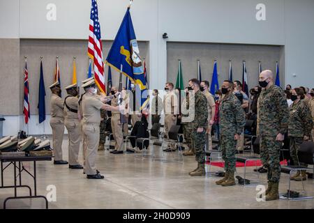 Der Farbkontrollbeamte präsentiert die Farben während der Pinning-Zeremonie des Chief Petty Officer (CPO) an der Marine Corps University in Camp Johnson, North Carolina, am 29. Januar 2021. Die CPO-Pinning-Zeremonie ist der Höhepunkt einer sechswöchigen Schulungsdauer, in der hochrangige Führungskräfte Herausforderungen ausgesetzt sind, um ihre Führungs- und Mentoringfähigkeiten zu stärken. Stockfoto