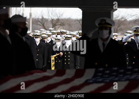 Midshipmen von 29th Company nehmen am Committal Service von Midshipman 1st Class John M. Johnson Teil. Aufgrund von Gesundheits- und Sicherheitsvorkehrungen während der COVID-19-Pandemie wurden die Begräbnis- und Beisetzungsdienste nur von Angehörigen, engen Freunden und Johnsons Firmenkollegen besucht. Johnson starb am 15. Dezember 2020 bei einem ertrinkenden Unfall, der während des Aufenthalts von der U.S. Naval Academy auftrat. Johnson wird von seinen Eltern, Kim und John, und seinen vier jüngeren Brüdern, Vance, Paul, Franklin und Teddy, überlebt. Stockfoto