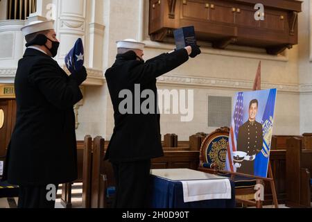 ANNAPOLIS, MD. (Jan 29, 2021) Seeleute aus der Zeremonialgarde des Naval District Washington platzieren die Urne des Midshipman 1st Class John M. Johnson in der U.S. Naval Academy Chapel. Die Naval Academy ehrte das Leben von Johnson aus Chapel Hill, North Carolina, mit einem Begräbnis- und Einbindungsservice mit militärischen Ehren. Johnson starb am 15. Dezember 2020 bei einem ertrinkenden Unfall, der während des Aufenthalts von der U.S. Naval Academy auftrat. Johnson wird von seinen Eltern, Kim und John, und seinen vier jüngeren Brüdern, Vance, Paul, Franklin und Teddy, überlebt. Stockfoto