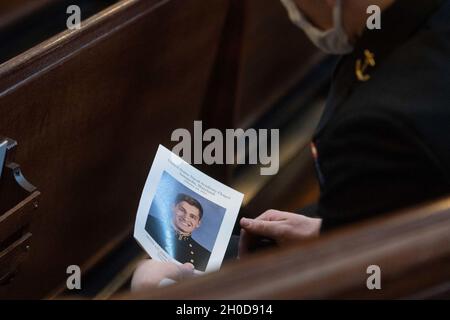 ANNAPOLIS, MD. (Jan 29, 2021) die U.S. Naval Academy ehrte das Leben des Midshipman 1st Class John M. Johnson aus Chapel Hill, North Carolina, mit einem Begräbnis- und Einlieferungsdienst mit militärischen Ehren. Johnson starb am 15. Dezember 2020 bei einem ertrinkenden Unfall, der während des Aufenthalts von der U.S. Naval Academy auftrat. Johnson wird von seinen Eltern, Kim und John, und seinen vier jüngeren Brüdern, Vance, Paul, Franklin und Teddy, überlebt. Stockfoto