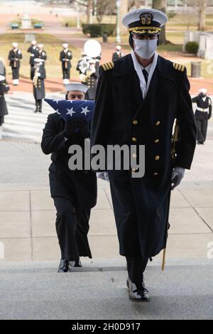 ANNAPOLIS, MD. (Jan 29, 2021) Seeleute der Zeremonialgarde des Naval District Washington tragen die Urne des Midshipman 1st Class John M. Johnson in die U.S. Naval Academy Chapel. Die Naval Academy ehrte das Leben von Johnson aus Chapel Hill, North Carolina, mit einem Begräbnis- und Einbindungsservice mit militärischen Ehren. Johnson starb am 15. Dezember 2020 bei einem ertrinkenden Unfall, der während des Aufenthalts von der U.S. Naval Academy auftrat. Johnson wird von seinen Eltern, Kim und John, und seinen vier jüngeren Brüdern, Vance, Paul, Franklin und Teddy, überlebt. Stockfoto