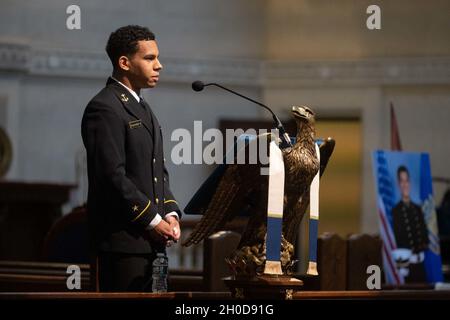 ANNAPOLIS, MD. (Jan 29, 2021) Midshipman 1st Class Matthew Grueninger spricht während des Trauerdienstes des Midshipman 1st Class John M. Johnson in der U.S. Naval Academy Chapel. Die Naval Academy ehrte das Leben von Johnson aus Chapel Hill, North Carolina, mit einem Begräbnis- und Einbindungsservice mit militärischen Ehren. Johnson starb am 15. Dezember 2020 bei einem ertrinkenden Unfall, der während des Aufenthalts von der U.S. Naval Academy auftrat. Johnson wird von seinen Eltern, Kim und John, und seinen vier jüngeren Brüdern, Vance, Paul, Franklin und Teddy, überlebt. Stockfoto