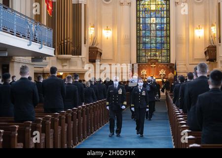 ANNAPOLIS, MD. (Jan 29, 2021) Seeleute der Zeremonialgarde des Naval District Washington tragen die Urne des Midshipman 1st Class John M. Johnson aus der U.S. Naval Academy Chapel. Die Naval Academy ehrte das Leben von Johnson aus Chapel Hill, North Carolina, mit einem Begräbnis- und Einbindungsservice mit militärischen Ehren. Johnson starb am 15. Dezember 2020 bei einem ertrinkenden Unfall, der während des Aufenthalts von der U.S. Naval Academy auftrat. Johnson wird von seinen Eltern, Kim und John, und seinen vier jüngeren Brüdern, Vance, Paul, Franklin und Teddy, überlebt. Stockfoto