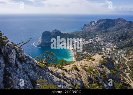 Novyi Svit Stadt auf der Krim. Blick von der Spitze des Falcon Sokol Berges. Stockfoto