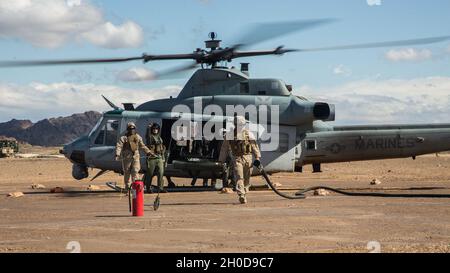 US-Marine mit Marine Wing Support Squadron 373, Marine Aircraft Group 39, 3rd Marine Aircraft Wing (MAW), tanken eine UH-1Y Viper während der Übung Winter Fury 21 auf Chocolate Mountain Aerial Gunnery Range, Kalifornien, 29. Januar 2021. Winter Fury hebt die Fähigkeit der 3. MAW hervor, den Gegner in der Nähe zu bekämpfen, indem alle Flugzeuge in ihrem Bestand eingesetzt werden, darunter F-35 Lighting II, AH-1Z Viper, UH-1Y Venom, F/A-18 Super Hornet, CH-53 Super Hengst, MV-22B Osprey und KC-130J Super Hercules. Stockfoto