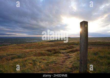 Sonnenuntergang über der Landschaft vom Winter Hill in Rivington, in der Nähe von Bolton, Greater Manchester. Stockfoto