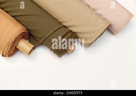 Stoffrollen und Textilien in einem Fabrikgeschäft oder Geschäft oder Basar. Verschiedene Farben und Muster auf dem Markt. Industriegewebe. Stockfoto