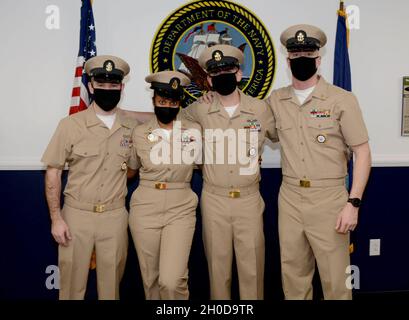 SEVEN HILLS, Ohio (Jan 29, 2021) – von links nach rechts; Machinist’s Mate (Nuclear) Christopher lang, Chief Information System Technician Tatiana Green, Chief Navy Counselor Trevor Rawdon und Chief Navy Counselor Benjamin James posieren für ein Gruppenfoto während einer virtuellen gesellschaftlich entfernten Petty Officer-Zeremonie in Ohio und Kentucky. Die Zeremonie ist der Höhepunkt einer intensiven neunwöchigen Trainingszeit, in der hochrangige Führungskräfte die CPO-ausgewählten Personen einer Reihe von Herausforderungen vorstellten, die darauf ausgelegt waren, ihre Führungsfähigkeiten zu stärken. Stockfoto