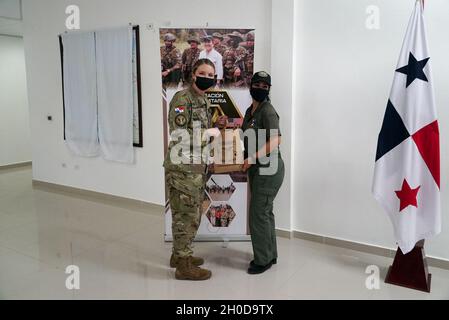 Gemeinsame Task Force-Bravo Protokoll Officer Capt. Hannah Hood und panamaische Pressesprecherin Vanessa Calvino posieren für ein Foto während des Austausches von Geschenken während der Übung Mercury in Panama, 29. Januar 2021. Übung Mercury unterstreicht die Tatsache, dass JTF-Bravo ein integraler Bestandteil des nachhaltigen Engagements von USSOUTHCOM für die Region Zentralamerika ist und ein dauerhaftes, robustes Engagement mit den Partnerländern bietet. Stockfoto