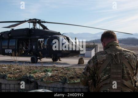 Chief Warrant Officer 3 Lee Fuller, Flugsicherheitsbeauftragter des Regionalkommandos Ost der Kosovo-Streitkräfte, nimmt an einer Vorverfallsplanprobe am Lufttankpunkt Camp Bondsteel am 29. Januar 2021 Teil. Flugpersonal, Militärpolizei, Refuellers und die Feuerwehr Camp Bondsteel reagierten auf einen simulierten Flugzeugnotfall, an dem ein UH-60 Blackhawk beteiligt war. Der Vorwärtsarm und der Tankpunkt, an dem die Probe durchgeführt wurde, gehören zu den Bereichen, in denen die Mitglieder der Flugcrew das größte Risiko eingehen. Regelmäßiges Training reduziert dieses Risiko, minimiert Geräteschäden und rettet Leben. Stockfoto