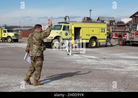 Chief Warrant Officer 3 Lee Fuller, Flugsicherheitsbeauftragter des Regionalkommandos Ost, Kosovo Force, arbeitet mit der Lagerfeuerwehr Bondsteel während einer Vorprobe des Flugbetankungspunkts Camp Bondsteel am 29. Januar 2021 zusammen. Flugpersonal, Militärpolizei, Flüchtlinge und die CBFD reagierten auf einen simulierten Flugzeugnotfall mit einem UH-60 Blackhawk. Der Vorwärtsarm und der Tankpunkt, an dem die Probe durchgeführt wurde, gehören zu den Bereichen, in denen die Mitglieder der Flugcrew das größte Risiko eingehen. Regelmäßiges Training reduziert dieses Risiko, minimiert Geräteschäden und rettet Leben. Stockfoto