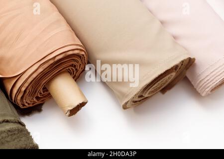 Rollen aus pastellfarbenem Stoff, isoliert auf weißen, synthetischen und natürlichen Stoffen Stockfoto