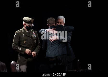 Ryan D. McCarthy, 24. Sekretär der Armee, umarmt James E. McPherson, 34. Unterstaatssekretär der Armee, in Comny Hall, Joint Base Myer-Henderson Hall, VA., 29. Januar 2021. Die Ehrung für McCarthy und McPherson wurde von General James C. McConville, Stabschef der US-Armee, veranstaltet. Stockfoto