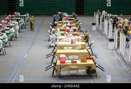 San Juan, Puerto Rico, 29. Januar 2021 - Mitglieder der Nationalgarde von Puerto Rico verabreichen dem medizinischen Personal im Pedrín Zorrilla Coliseum COVID-19-Impfstoffe. Die Nationalgarde von Puerto Rico übernahm die Führung bei den Impfbemühungen, indem sie Impfstoffe verabreichte und Fläschchen an medizinische Zentren und Impfstellen in ganz Puerto Rico lieferte. Yuisa Rios/FEMA Stockfoto