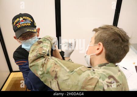 Armee Im Ruhestand, Sgt. Edwin Beck, links, erhält am 29. Januar 2021 im Fort Carson William „Bill“ Reed Special Events Center von SPC seine erste Dosis des Impfstoffs Moderna COVID-19. Rachel Broussard, rechts, Kampfmediziner mit Kampfteam der 3. Panzerbrigade, 4. Infanterie-Division. Stockfoto