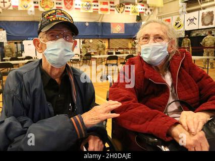 Armee Im Ruhestand, Sgt. Edwin Beck, links, und seine Frau Fay, rechts, sitzen am 29. Januar 2021 im Beobachtungsgebiet des Fort Carson William „Bill“ Reed Special Events Center zusammen, nachdem sie ihre erste Dosis des Impfstoffs Moderna COVID-19 erhalten haben. Stockfoto