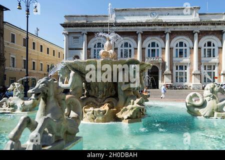 Leute Von Platz, Brunnen, Pesaro, Marken, Italien, Europa Stockfoto