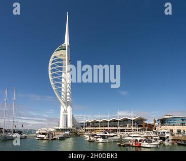 Spinnaker Tower und Portsmouth Hafen an einem heißen Sommertag Stockfoto