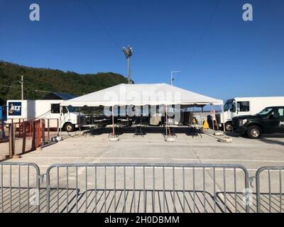 Während des Hafenaufrufs der USS Theodore Roosevelt auf dem Marinestützpunkt Guam bat das Schiff die NEX um Hilfe für eine Sandbox Liberty auf dem Pier. Die NEX errichtete 18 Zelte mit einer Gesamtfläche von 12,200 m2, darunter LED-Beleuchtung für jedes Zelt und 100 Ladeanschlüsse für Mobiltelefone und kleine Elektronik. Das Navy Exchange Service Command (NEXCOM) besteht aus 14,000 Mitarbeitern weltweit, die sechs Geschäftsbereiche, NEX-Einzelhandelsgeschäfte, das Navy Lodge-Programm, das Telekommunikationsprogramm, die Marine-Forschungseinrichtung für Bekleidung und Textilien, das Ships Store-Programm und das Uniform Program Management Office unterstützen. Stockfoto