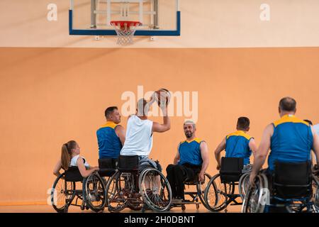 Ein Foto von Basketball-Teams mit Behinderungen mit dem Wahlschalter in der großen Halle vor dem Beginn des Basketballspiels Stockfoto