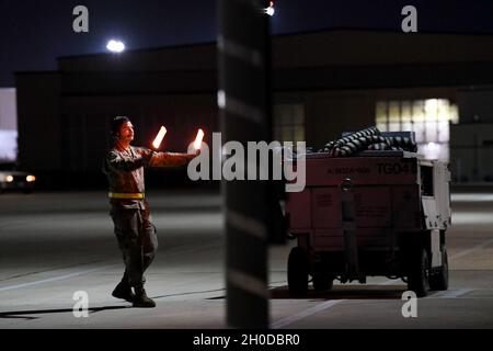 Raimundo Martinez, Senior Airman, Crew-Chef des 149. Fighter Wing, Air National Guard, führt einen F-16 Fighting Falcon während des Nachteinsätzen auf der Joint Base San Antonio-Lackland, Texas, aus. 29. Januar 2021. Eine der Möglichkeiten, wie Mitarbeiter der 149th Operations Group und der Maintenance Group missionskready und kampfbereit bleiben, ist die Beherrschung des Nachtbetriebs. F-16 Piloten und ihre Support-Crews trainieren unter verschiedenen Bedingungen, so dass sie auf jede Situation vorbereitet sind. (Luft Stockfoto