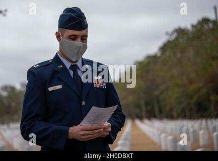 John Hart, US Air Force Capt., AC-130J Ghostrider Gunship Pilot mit der 73. Special Operations Squadron, gibt während einer Gedenkfeier zum 30. Jahrestag von Spirit 03 auf dem Barrancas National Cemetery, Pensacola Naval Air Station, Florida, 31. Januar 2021, Bemerkungen. Spirit 03, ein AC-130H Spectre-Kanonenschiff mit 14 Besatzungsmitgliedern, wurde während der Schlacht von Khafji abgeschossen, was den größten Einzelverlust aller Luftstreitkräfte während der Operation Desert Storm zur Folge hatte. Stockfoto