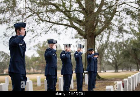 Air Commandos grüßen gefallene Dienstmitglieder während einer Gedenkfeier zum 30. Jahrestag von Spirit 03 auf dem Barrancas National Cemetery, Pensacola Naval Air Station, Florida, 31. Januar 2021. Die Zeremonie fand zum Gedenken an Spirit 03 statt, ein AC-130H Spectre-Kanonenschiff, das während der Operation Desert Storm im Jahr 1991 mit 14 Besatzungsmitgliedern abgeschossen wurde. Stockfoto