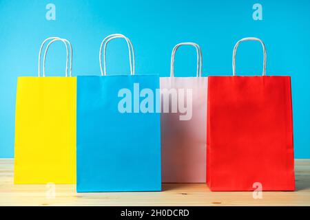 Set von Papiertüten auf blauem Hintergrund einkaufen für schwarzen freitag glücklich einkaufen Stockfoto