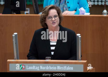 Düsseldorf, Deutschland. Oktober 2021. Andrea STULLICH, CDU-Fraktion, debattiert in ihrer Rede zum Thema „Live from the control Center“. Sorgen Sie für schnelle, zuverlässige und glaubwürdige Warnhinweise im Radio in gefährlichen Situationen! Kredit: dpa/Alamy Live Nachrichten Stockfoto