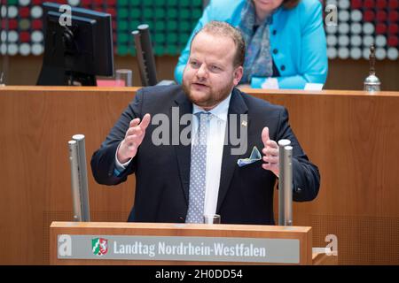 Düsseldorf, Deutschland. Oktober 2021. Sven TRITSCHLER, AfD-Fraktion, debattiert in seiner Rede zum Thema „Live from the control Center“. Sorgen Sie für schnelle, zuverlässige und glaubwürdige Warnhinweise im Radio in gefährlichen Situationen! Kredit: dpa/Alamy Live Nachrichten Stockfoto