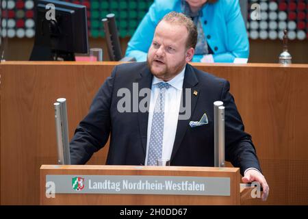 Düsseldorf, Deutschland. Oktober 2021. Sven TRITSCHLER, AfD-Fraktion, debattiert in seiner Rede zum Thema „Live from the control Center“. Sorgen Sie für schnelle, zuverlässige und glaubwürdige Warnhinweise im Radio in gefährlichen Situationen! Kredit: dpa/Alamy Live Nachrichten Stockfoto