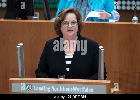 Düsseldorf, Deutschland. Oktober 2021. Andrea STULLICH, CDU-Fraktion, debattiert in ihrer Rede zum Thema „Live from the control Center“. Sorgen Sie für schnelle, zuverlässige und glaubwürdige Warnhinweise im Radio in gefährlichen Situationen! Kredit: dpa/Alamy Live Nachrichten Stockfoto