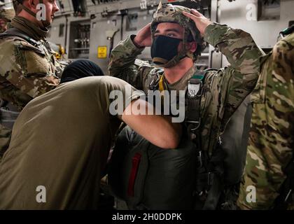 Ein Fallschirmjäger, der dem Kampfteam der 3. Brigade, der 82. Luftlandedivision, zugewiesen ist, wird von einem Jumpmaster auf der Joint Base Charleston, S.C., 1. Februar 2021 inspiziert. Stockfoto