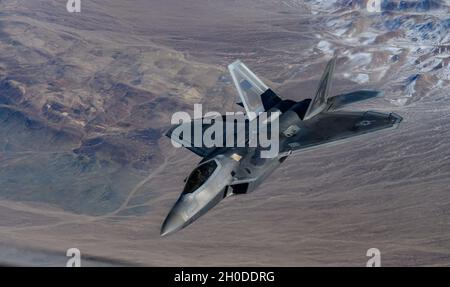 Ein F-22 Raptor Kampfjet, der dem 525. Jagdgeschwader, Joint Base Elmendorf-Richardson, Alaska, zugewiesen wurde, fliegt während einer 21-1 Übung mit der Roten Flagge vom 1. Februar 2021 über den Nevada Test- und Trainingsbereich. Red Flag-Übungen testen die Fähigkeiten von Piloten und Teams und steigern gleichzeitig die Effizienz und die Teamarbeit. Stockfoto