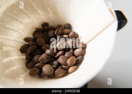 Geröstete Kaffeebohnen in einem Kaffeetropfer Stockfoto