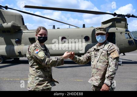 Capt. Hannah Hood und panamaisches Dienstmitglied posieren für ein Foto vor einem Chinook der US-Armee, 47 der dem 1. Bataillon, 228. Luftfahrtregiment, JTF-Bravo, während der Übung Mercury in Panama, 1. Februar 2021, zugewiesen wurde. Die Beziehungen zwischen der gemeinsamen Task Force und Bravo und Panama basieren auf gegenseitigem Respekt und sind untrennbar mit dem gemeinsamen Fokus auf die Bewältigung der Herausforderungen von morgen durch Zusammenarbeit und Interoperabilität verbunden. Stockfoto