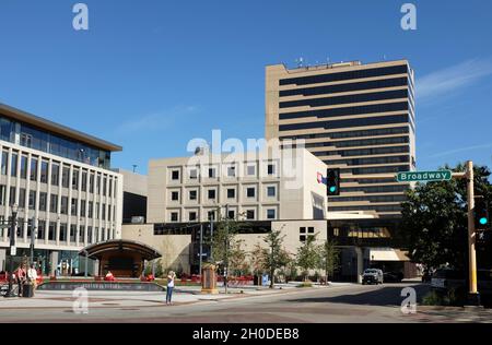 FARGO, NORTH DAKOTA - 4 OCT 2021: Der Broadway Square ist ein halber Hektar großer Gemeinschaftsraum für die Öffentlichkeit, der sich an der Ecke Broadway und 2n befindet Stockfoto