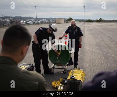 Flugzeugrettung und -Bekämpfung Marines mit Hauptsitz und Hauptquartier-Geschwader, Marine Corps Air Station Miramar und Feuerwehrleute mit der MCAS Miramar Feuerwehr führen Gefahrstofftraining bei MCAS Miramar, San Diego, Kalifornien, 1. Februar 2021 durch. Das Training stärkte die Bereitschaft von MCAS Miramar im Falle eines HAZMAT-Notfalls. Stockfoto