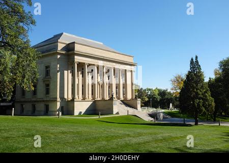 BISMARCK, NORTH DAKOTA - 2 Okt 2021: Das Liberty Memorial Building beherbergt die North Dakota State Library auf dem Gelände des State Capitol. Stockfoto