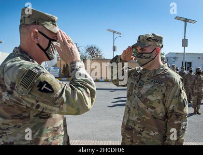Der spartanische Kommandeur der Task Force, Maj. General Patrick Hamilton, nahm sich vor kurzem bei einem Besuch des taktischen Kommandoposten der Division in Jordanien am 1. Februar 2021 Zeit, um Sgt zu fördern. Sean Bardes, ein nuklear-biologischer chemischer NCO für das 1. Bataillon, 181. Field Artillery Regiment, zum Stabsrang Sgt. Der neu ernannte Staff Sgt., ein Bewohner von Oak Ridge, TN, meldete sich freiwillig, der 36. Infanterie-Division beizutreten und dient derzeit als Battle Desk NCO für den DTAC. Stockfoto