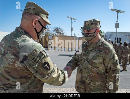 Der spartanische Kommandeur der Task Force, Maj. General Patrick Hamilton, nahm sich vor kurzem bei einem Besuch des taktischen Kommandoposten der Division in Jordanien am 1. Februar 2021 Zeit, um Sgt zu fördern. Sean Bardes, ein nuklear-biologischer chemischer NCO für das 1. Bataillon, 181. Field Artillery Regiment, zum Stabsrang Sgt. Der neu ernannte Staff Sgt., ein Bewohner von Oak Ridge, TN, meldete sich freiwillig, der 36. Infanterie-Division beizutreten und dient derzeit als Battle Desk NCO für den DTAC. Stockfoto