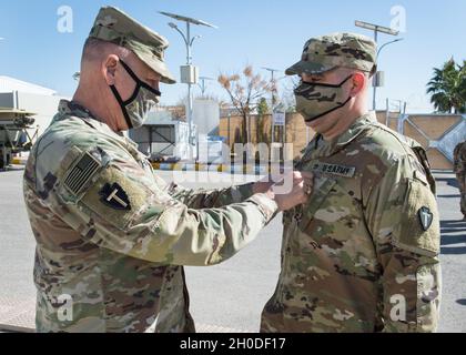 Der spartanische Kommandeur der Task Force, Maj. General Patrick Hamilton, nahm sich vor kurzem bei einem Besuch des taktischen Kommandoposten der Division in Jordanien am 1. Februar 2021 Zeit, um Sgt zu fördern. Sean Bardes, ein nuklear-biologischer chemischer NCO für das 1. Bataillon, 181. Field Artillery Regiment, zum Stabsrang Sgt. Der neu ernannte Staff Sgt., ein Bewohner von Oak Ridge, TN, meldete sich freiwillig, der 36. Infanterie-Division beizutreten und dient derzeit als Battle Desk NCO für den DTAC. Stockfoto