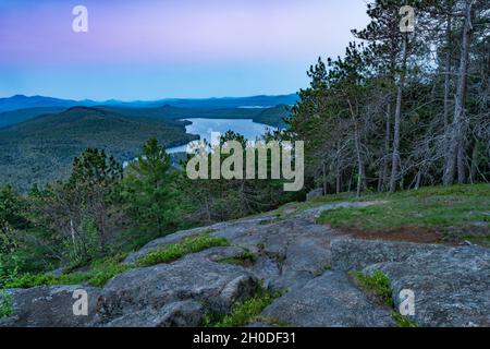 Prredawn auf dem Silver Lake Mountain in den nördlichen Adirondacks, Clinton Co., New York Stockfoto