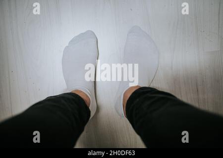 Aufnahme eines Mannes in weißen Socken in einem hohen Winkel Stockfoto