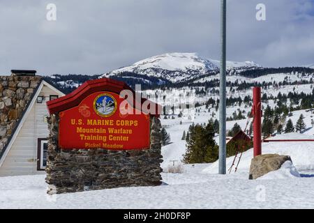 Das Eingangsschild des U.S. Marine Corps Mountain Warfare Training Center liegt im Schnee in der Nähe von Bridgeport, Kalifornien, 1. Februar 2021. Nördlich des Yosemite National Park in den Sierra Nevada Mountains mit Höhen bis zu 11,500 Fuß über dem Meeresspiegel bietet der MWTC Einheiten die Möglichkeit, in einer kalten, bergigen Umgebung zu planen, operative Aufgaben auszuführen und zu trainieren. Stockfoto