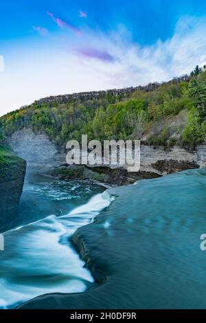 Brink of Middle Falls im Frühjahr, Letchworth State Park, New York Stockfoto