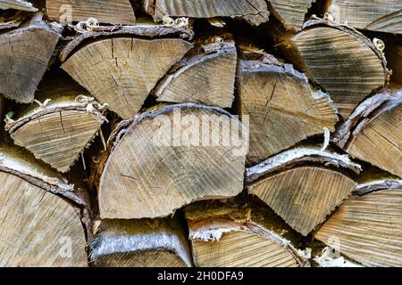 Haufen gehacktes Feuerholz für den Winter vorbereitet, Nahaufnahme Stockfoto